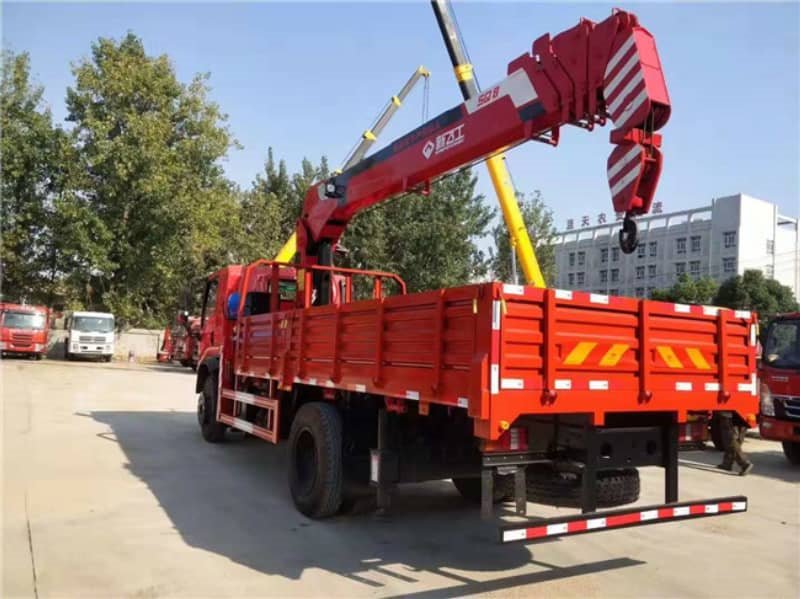 三環(huán)創(chuàng)客新飛工隨車吊