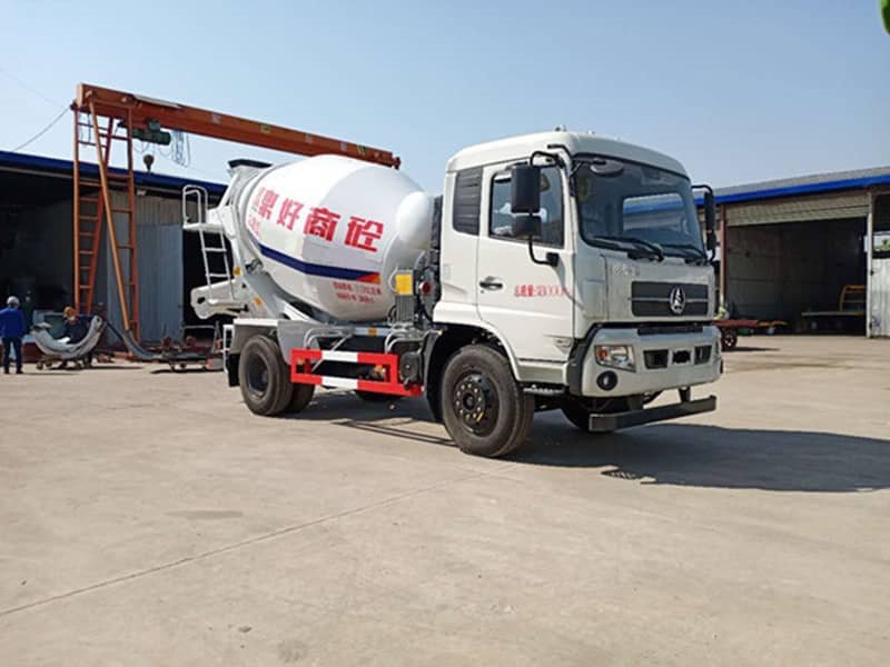 動(dòng)力好性?xún)r(jià)比高的單橋航天萬(wàn)山攪拌車(chē)