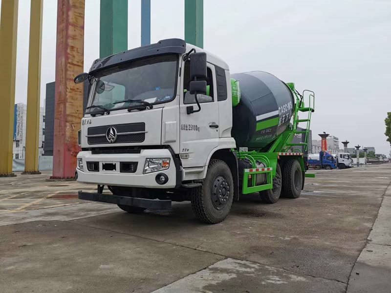 新法規(guī)放心上戶性價比高的航天萬山小三軸混凝土攪拌車