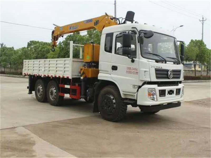 東風(fēng)后八輪短軸距10噸隨車吊