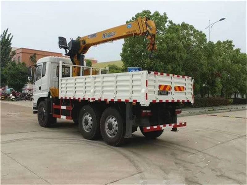 東風(fēng)后八輪短軸距10噸隨車吊