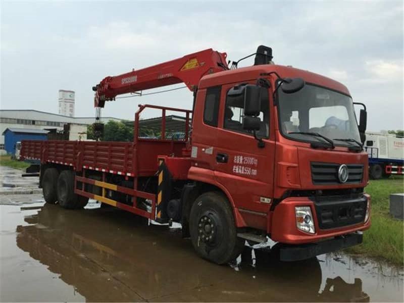 隨車吊直臂與折臂的優(yōu)劣勢對比
