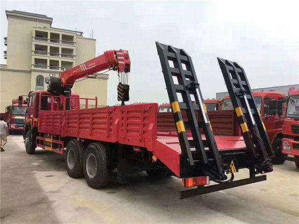 重汽斯太爾12噸隨車吊帶爬梯