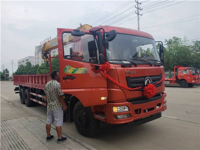 東風(fēng)前四后八12噸隨車吊廠家