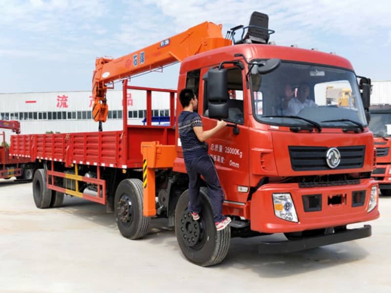 東風(fēng)小三軸石煤隨車吊