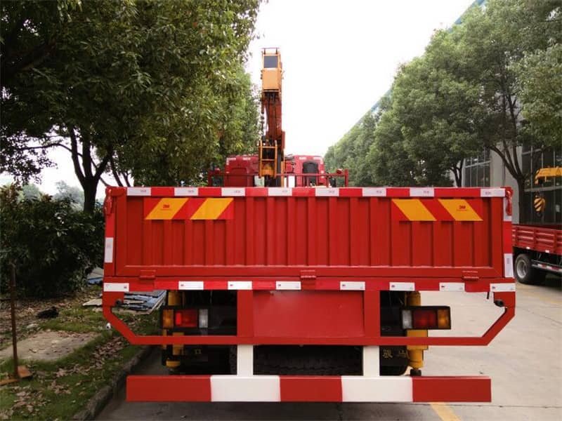 東風(fēng)柳汽6.3噸隨車吊