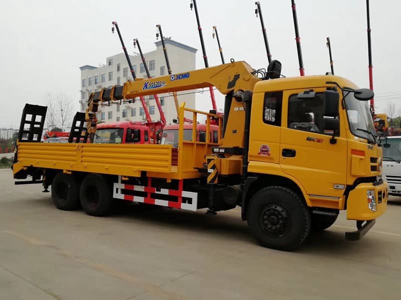 東風(fēng)御龍12噸隨車(chē)吊帶平板