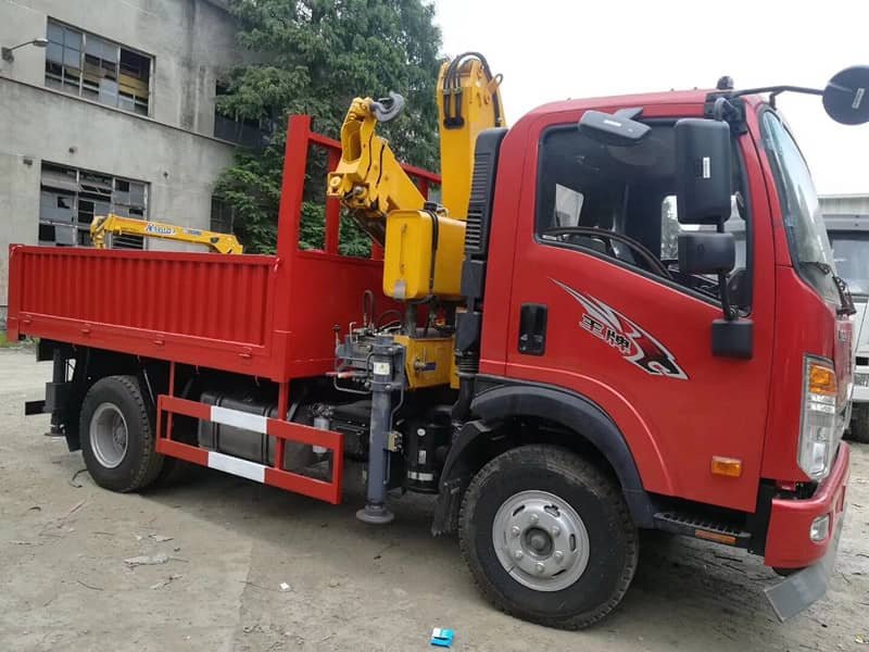 重汽王牌4噸折疊臂隨車吊