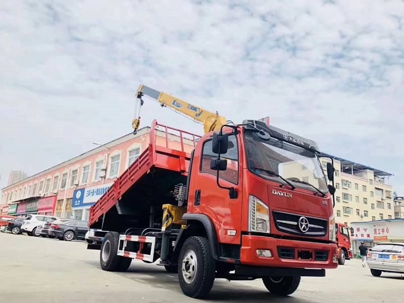 藍(lán)牌徐工3.2噸隨車(chē)吊帶自卸