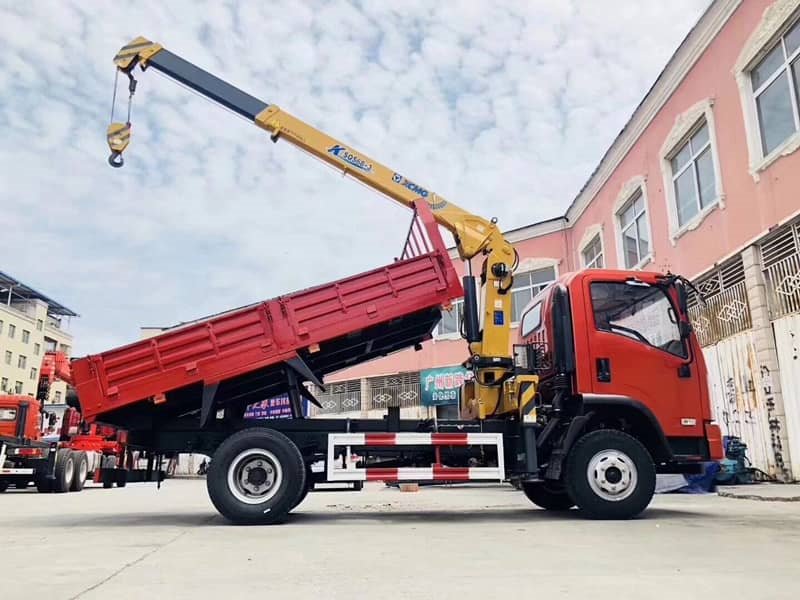 藍(lán)牌徐工3.2噸隨車(chē)吊帶自卸