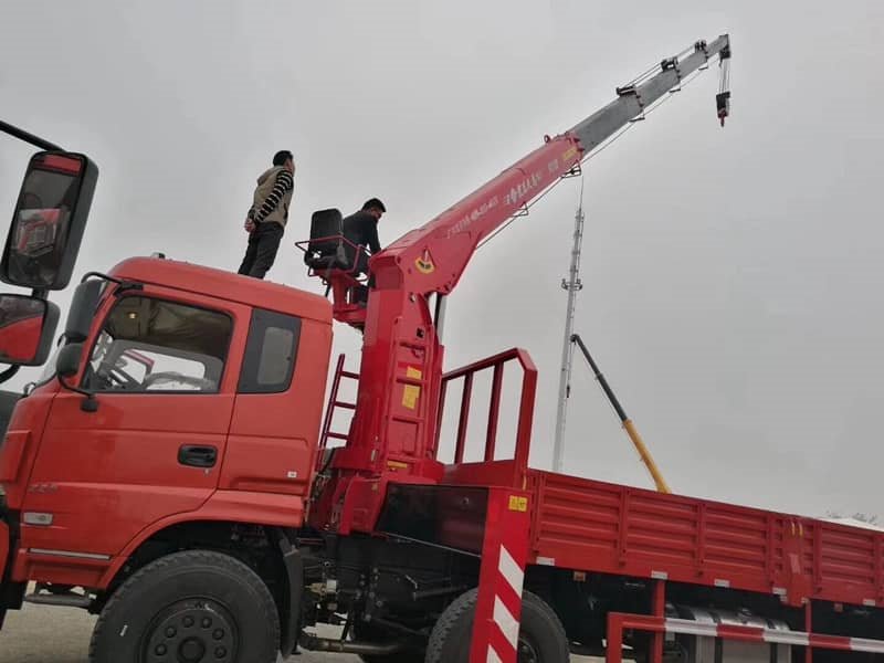 東風(fēng)小三軸10噸隨車吊
