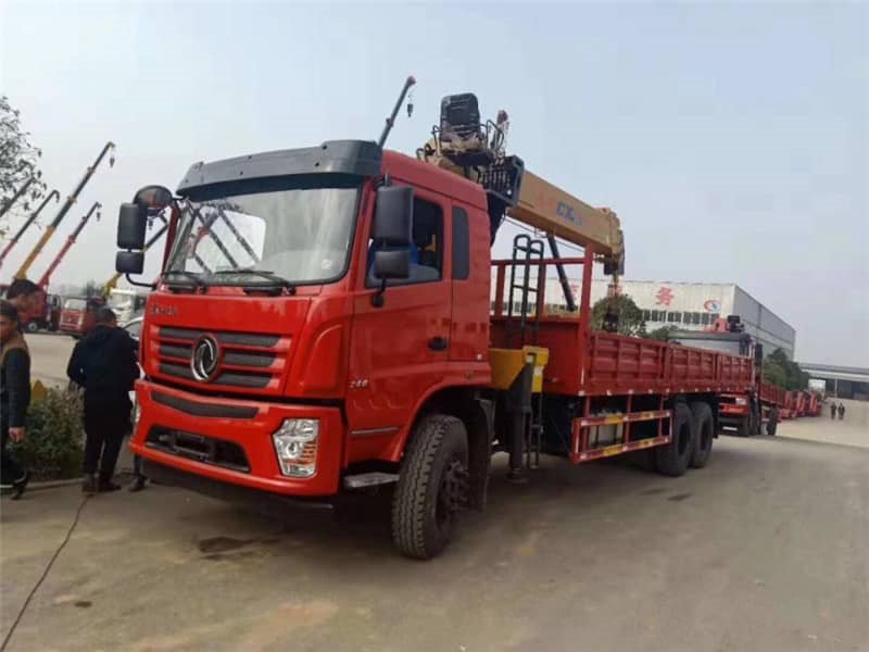東風(fēng)專底后八輪12噸隨車吊