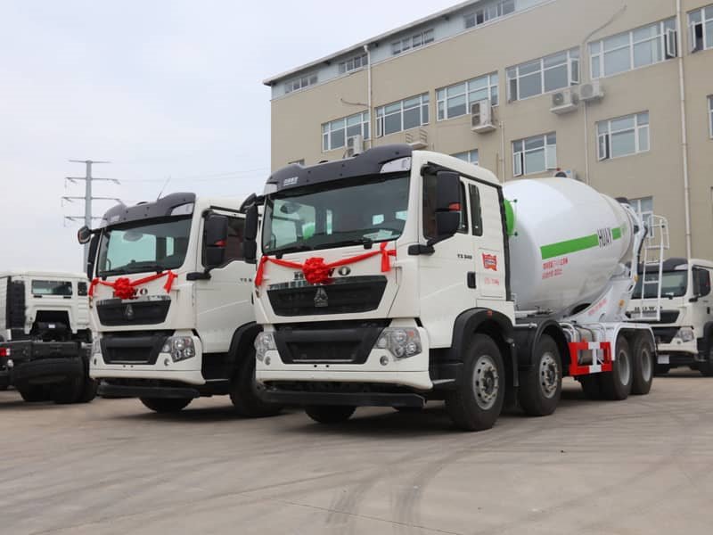 四軸輕量化豪沃12方攪拌車現(xiàn)車價格