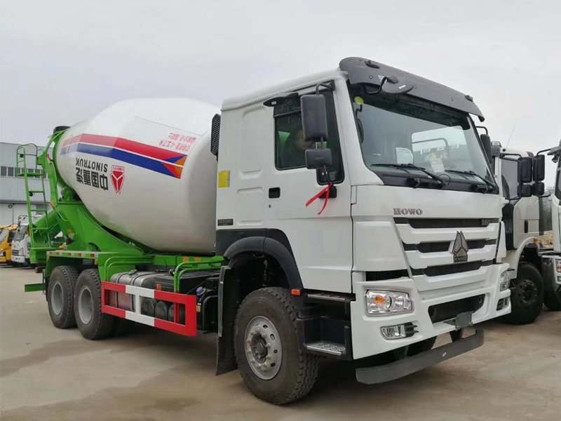 重汽380霸氣側(cè)漏的重載攪拌車