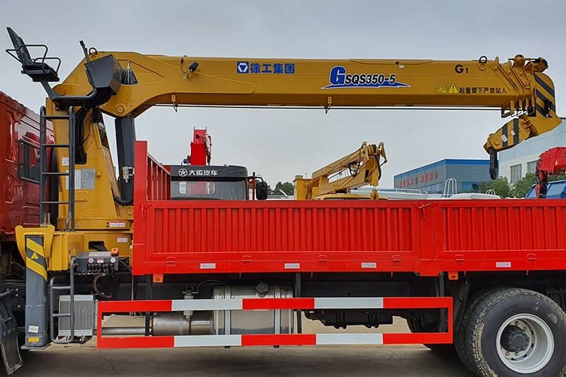 柳汽乘龍后八輪14噸隨車吊