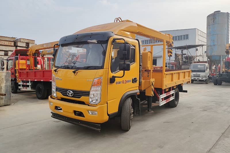 時(shí)風(fēng)風(fēng)馳3.2噸隨車吊