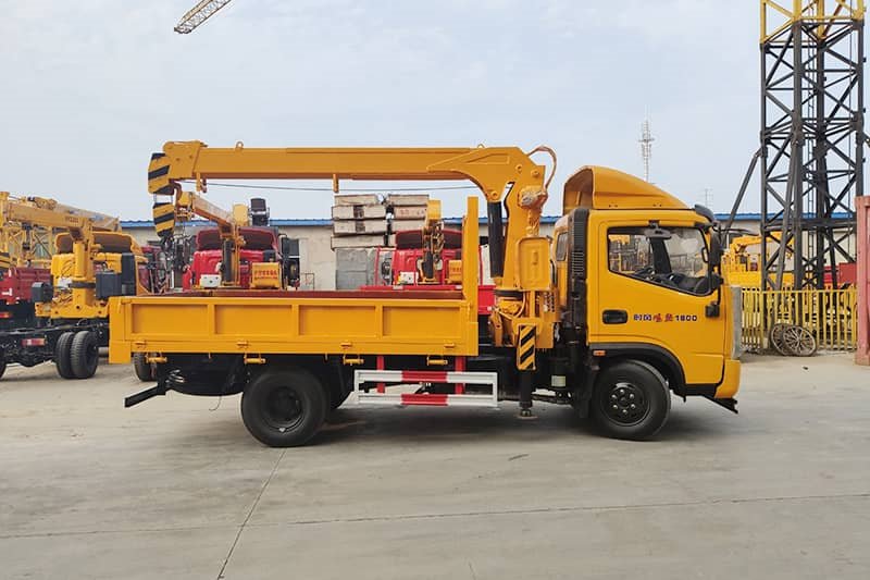 時(shí)風(fēng)風(fēng)馳3.2噸隨車吊