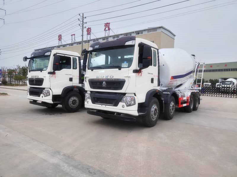 重汽T5G12方輕量化攪拌車列隊待發(fā)