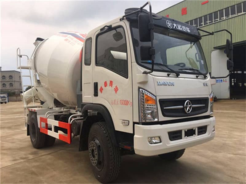 7方大運(yùn)小型混凝土攪拌車在鄉(xiāng)村道路上方便行駛