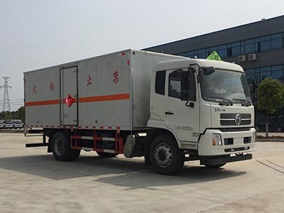 程力威牌CLW5180XRYD6易燃液體廂式運輸車