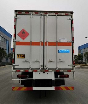 程力威牌CLW5180XRYB6易燃液體廂式運(yùn)輸車