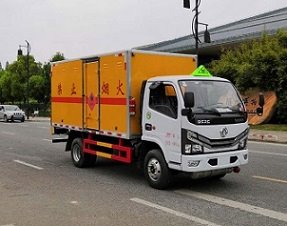 程力威牌CLW5040XRYE6易燃液體廂式運輸車
