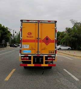 程力威牌CLW5040XRYE6易燃液體廂式運輸車