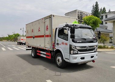 程力威牌CLW5120XFWE6腐蝕性物品廂式運(yùn)輸車