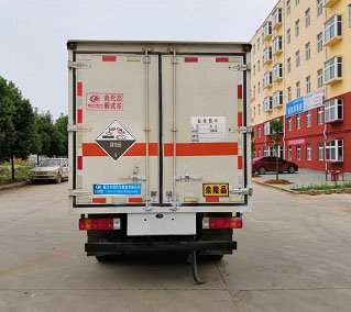 程力威牌CLW5040XFWC6腐蝕性物品廂式運(yùn)輸車(chē)