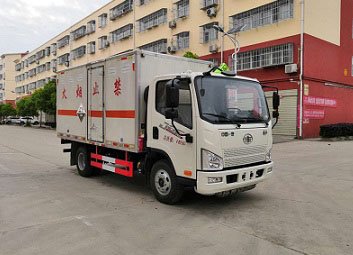 程力威牌CLW5040XFWC6腐蝕性物品廂式運(yùn)輸車(chē)