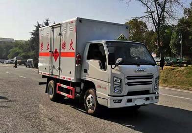 程力威牌CLW5040XRQJ6易燃氣體廂式運輸車