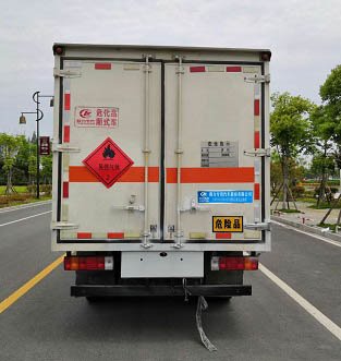 程力威牌CLW5040XRQC6易燃?xì)怏w廂式運(yùn)輸車