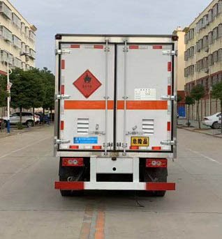 程力威牌CLW5040XRYB6易燃液體廂式運輸車