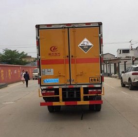 程力威牌CLW5040XFWE6腐蝕性物品廂式運(yùn)輸車(chē)