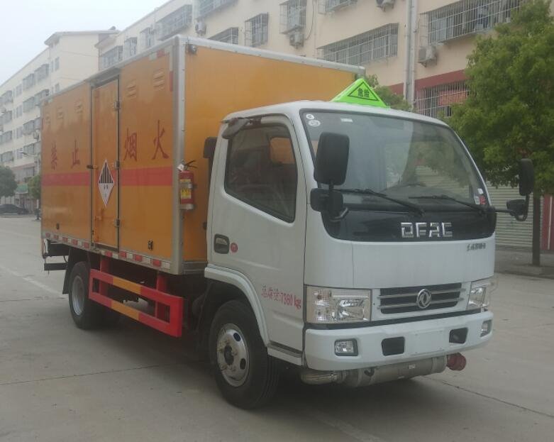 程力威牌CLW5073XZW6雜項(xiàng)危險(xiǎn)物品廂式運(yùn)輸車