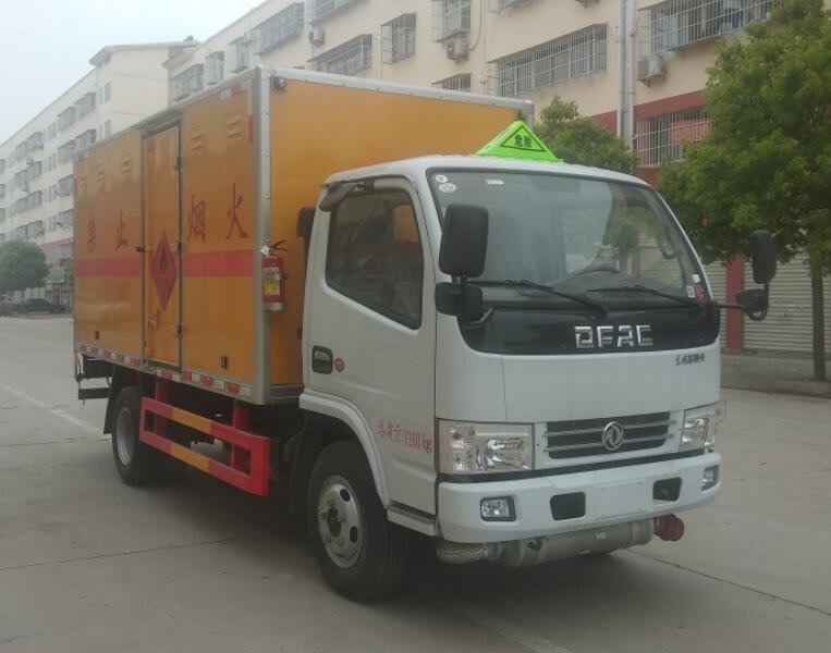 程力威牌CLW5073XRQ6易燃?xì)怏w廂式運(yùn)輸車