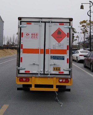 程力威牌CLW5030XRYSH6易燃液體廂式運(yùn)輸車