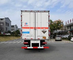 程力威牌CLW5180XFWE6腐蝕性物品廂式運(yùn)輸車