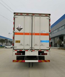 程力威牌CLW5180XFWB6腐蝕性物品廂式運(yùn)輸車(chē)