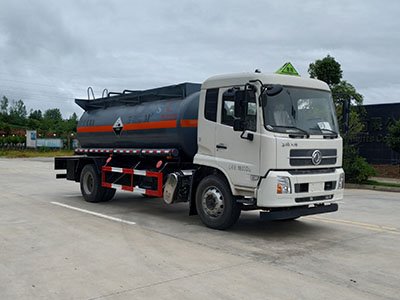 程力威牌CLW5180GFWD6腐蝕性物品罐式運(yùn)輸車(chē)