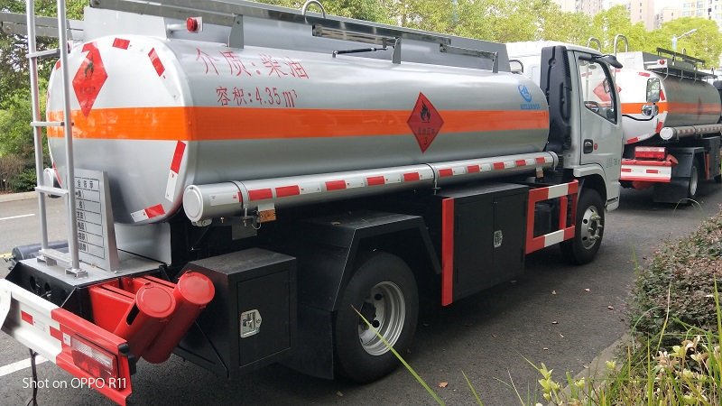 程力威牌CLW5120GJY6加油車(chē)
