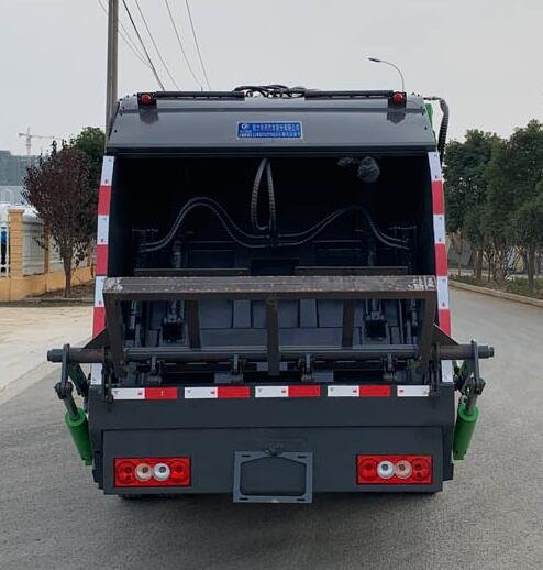 程力威牌CLW5070ZYS6CD壓縮式垃圾車