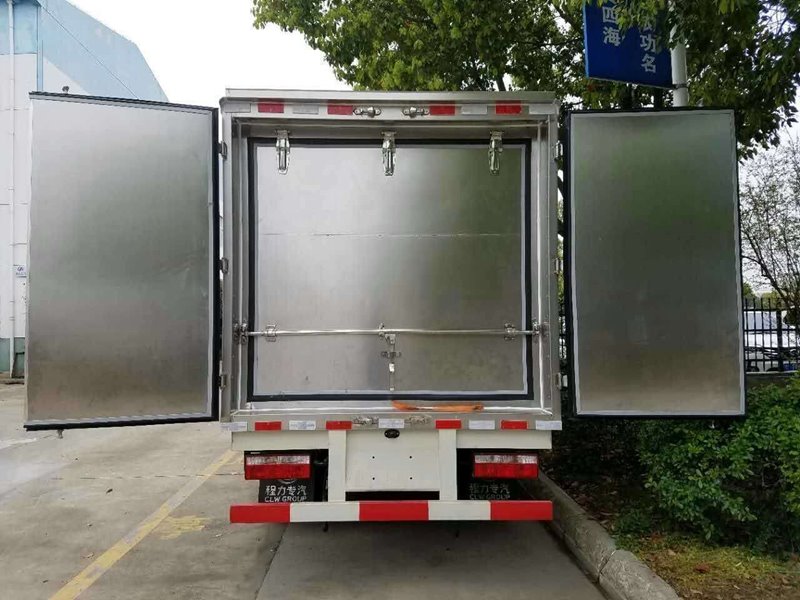 程力威牌CLW5030XYY6醫(yī)療廢物轉(zhuǎn)運(yùn)車