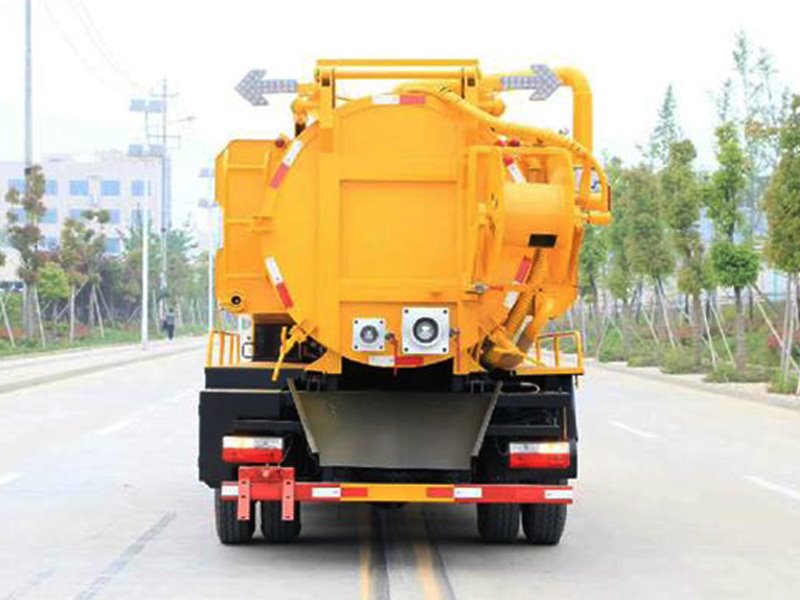 東風(fēng)大多利卡清洗吸污車(chē)
