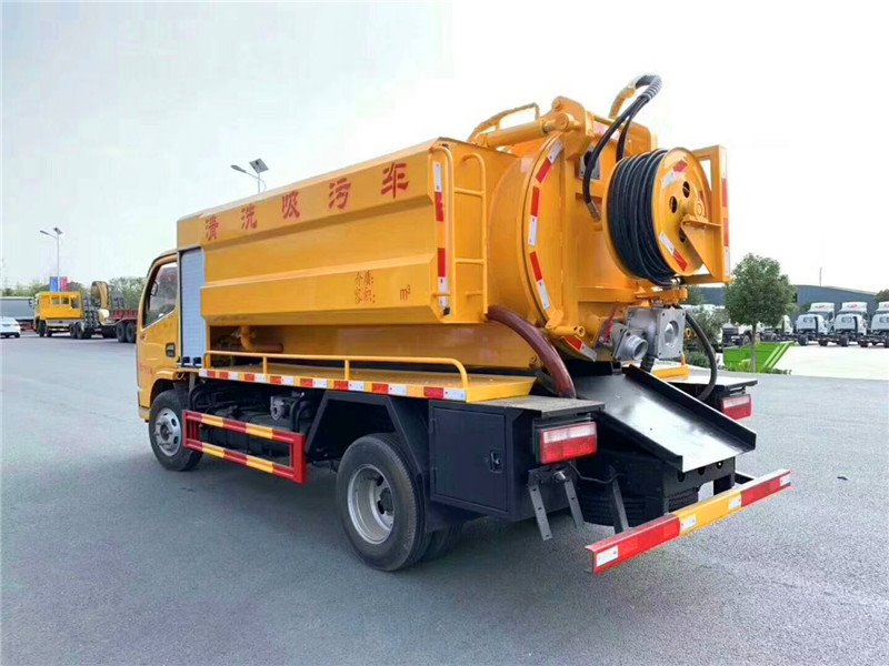 國六小多利卡6方清洗吸污車