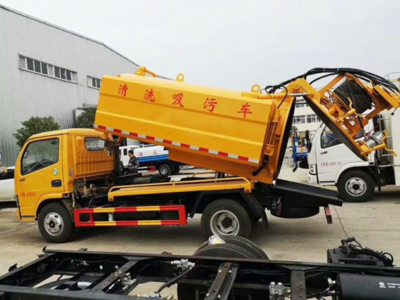 藍(lán)牌清洗吸污兩用車(chē)的價(jià)格