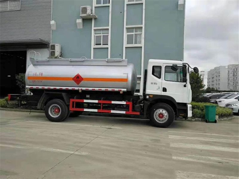 天錦易燃液體罐式運(yùn)輸車