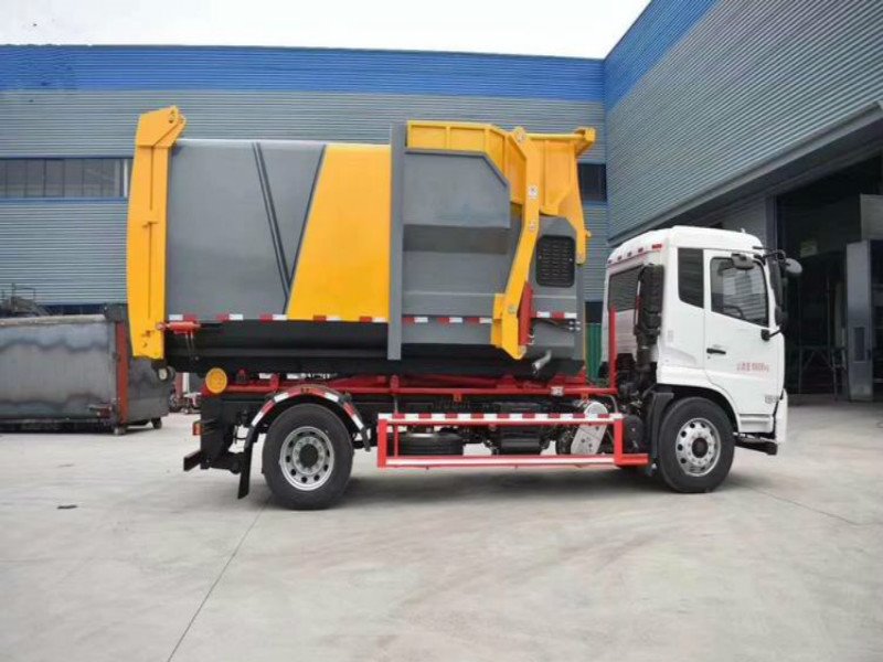 十分強(qiáng)悍的東風(fēng)天錦勾臂垃圾車