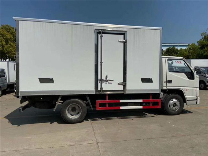 肉鉤專用的國(guó)六冷藏車
