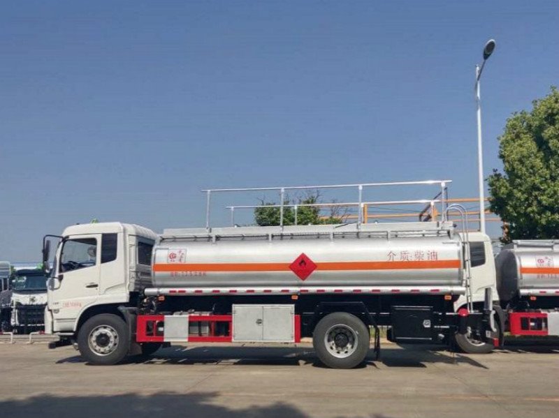 東風(fēng)天錦13.8立方米油罐車 大眾青睞的品牌車型